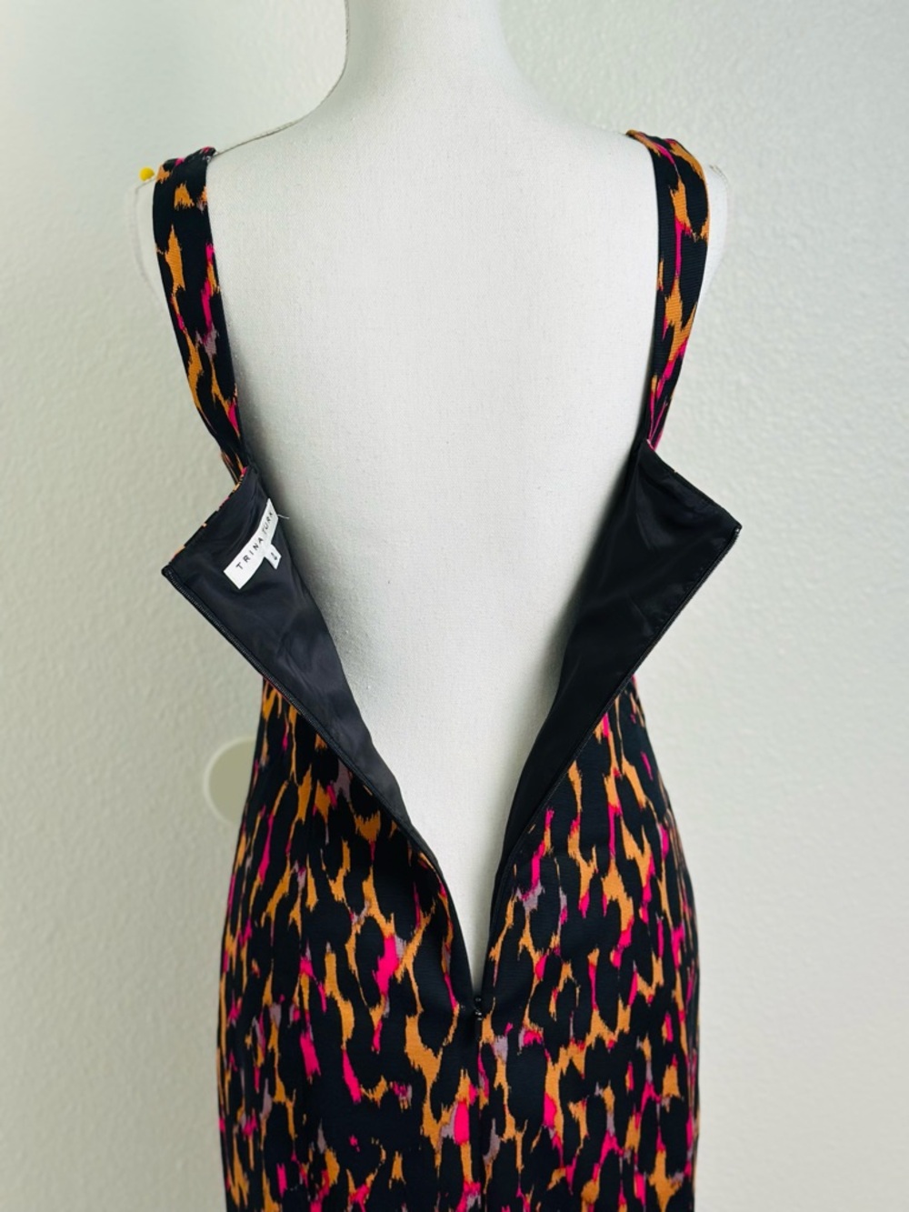 Trina Turk Bewitching Sheath Dress in Vibrant Leopard Print Size 4 - Picture 4 of 8
